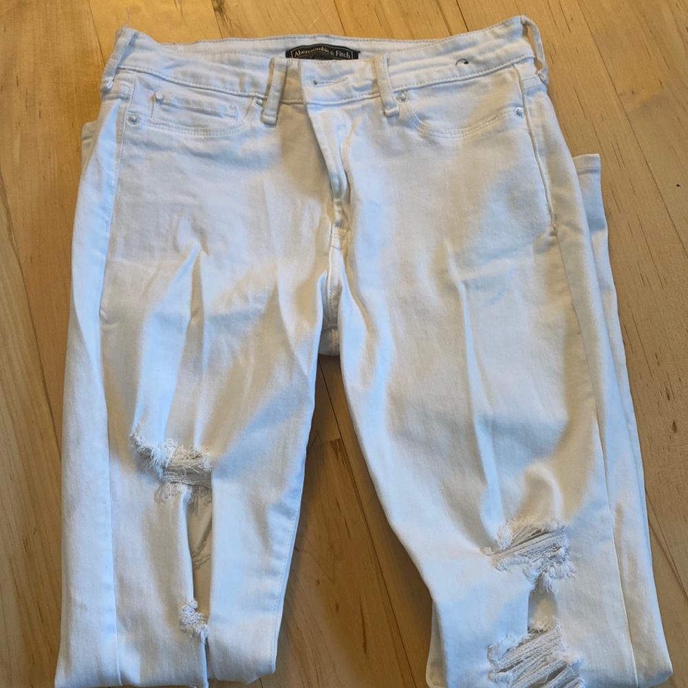 White Abercrombie ripped skinny jeans
